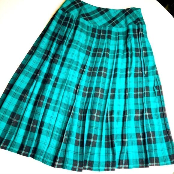 RUSS Plaid Pleated Skirt, Green Black - Picture 4 of 14